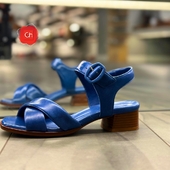 🌈 Envie de couleur cet été ? 

Optez pour les nu-pieds bleus 🔵 de Lorenzo Masiero pour un look frais et tendance ! 😍 

Disponibles chez Charly Chausseur Béziers en boutique en centre ville de Béziers et en ligne sur charlychaussures.com ! 

#nupieds #LorenzoMasiero #mode #chaussureschic #beziers #bezierscentreville #commerceindependant #commercedeproximite #chaussures #Béziers